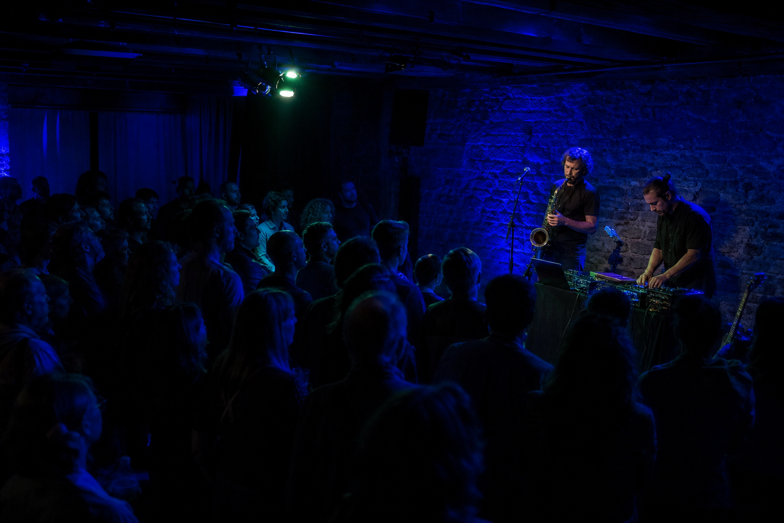 Performance culturelle dans une salle lyonnaise